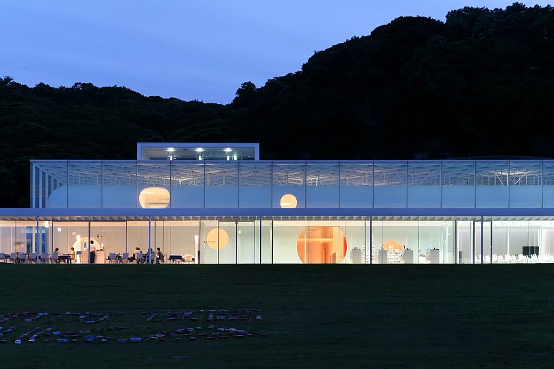 Musée d'art de Yokosuka (Yokosuka, Japon, 2006), conçu par Riken Yamamoto.