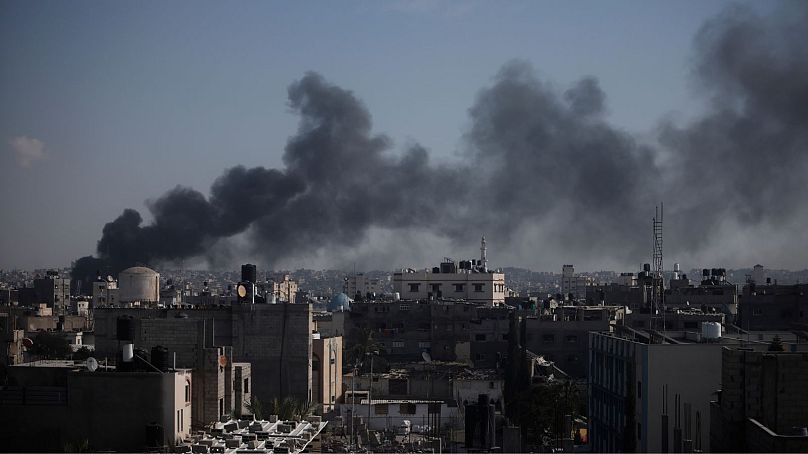 La fumée s'élève après une frappe israélienne à Khan Younis, dans la bande de Gaza, le 6 janvier 2024.