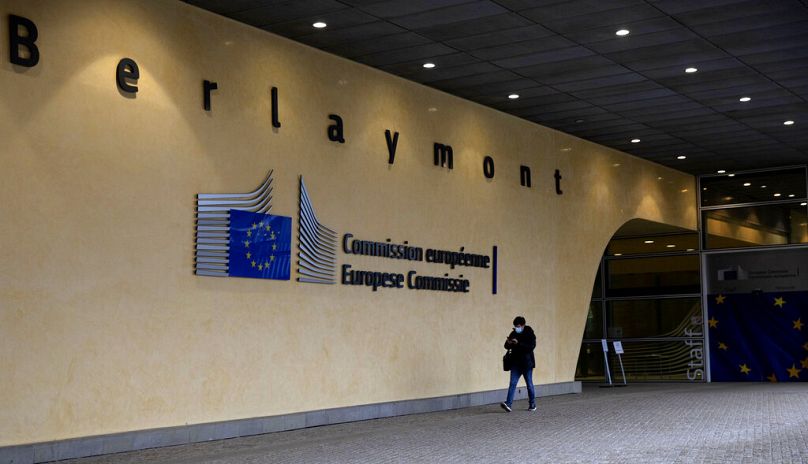 Un homme passe devant l’entrée du siège de l’UE à Bruxelles, décembre 2020