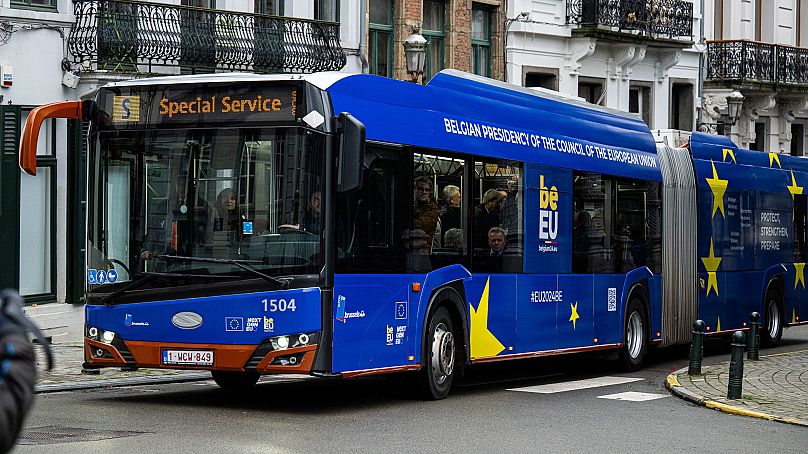 Le bus électrique, spécialement décoré pour la présidence belge, à Bruxelles, janvier 2024
