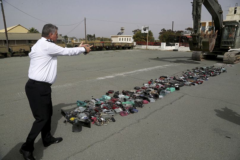 Le chef de la police de la base britannique de Dhekelia demande à un conducteur de bulldozer d'écraser les appareils d'appel d'oiseaux utilisés par les braconniers, 2018.