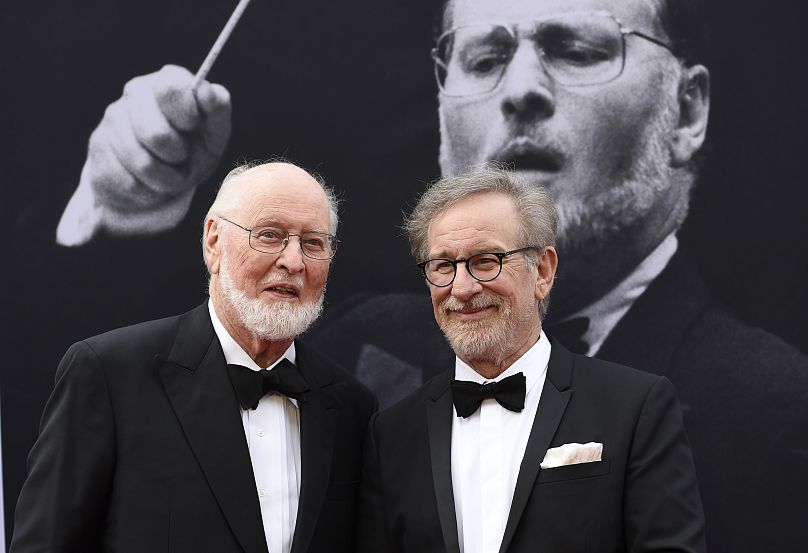 Le compositeur John Williams, à gauche, et le réalisateur Steven Spielberg posent ensemble lors du gala 2016 AFI Life Achievement Award en hommage à John Williams.