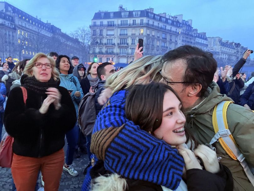 Les gens s'embrassent après que les législateurs français ont approuvé un projet de loi qui consacrera le droit des femmes à l'avortement dans la Constitution française, à Paris, en mars 2024.