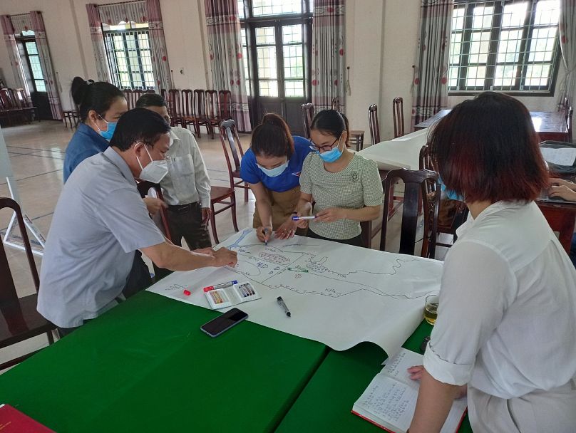 Des femmes mènent une discussion sur la résilience aux inondations à Quang Tri, au Vietnam