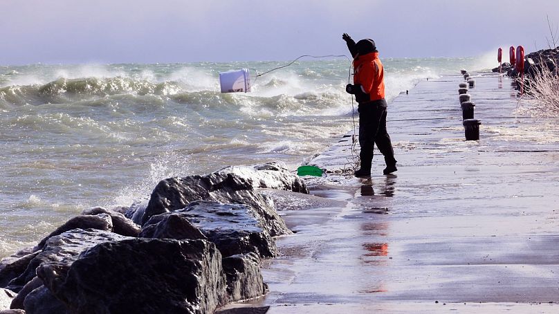 Rae-Ann Eifert, surveillante des lacs pour le département des ressources naturelles du Wisconsin, a bravé des températures inférieures à zéro pour collecter des seaux d'eau à des fins d'analyse au large du lac Michigan.