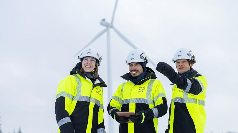 Polar Night Energy - avec le CTO Markku Ylönen au milieu - inspecte un parc éolien l'hiver dernier.