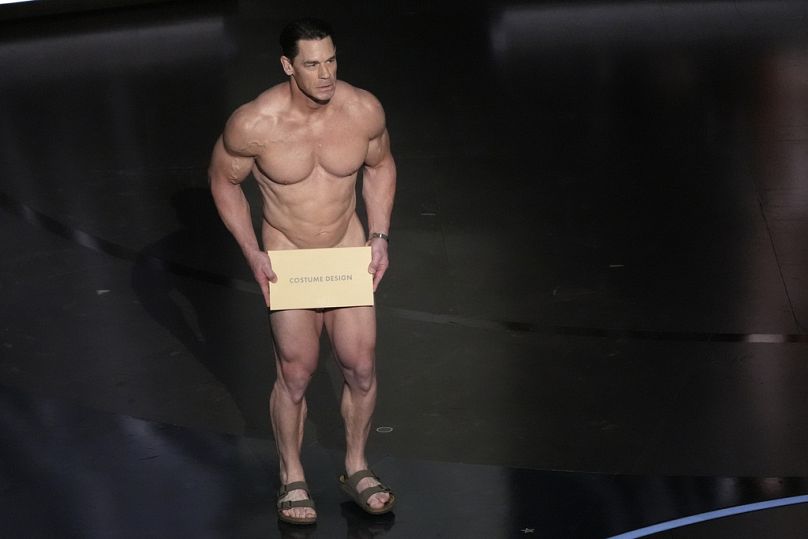 John Cena remet le prix de la meilleure création de costumes lors de la cérémonie des Oscars, le dimanche 10 mars 2024, au Dolby Theatre de Los Angeles.