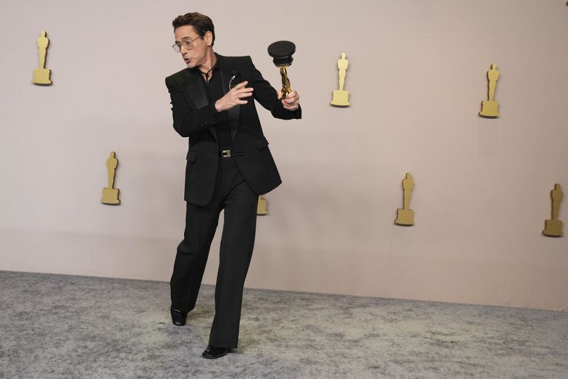 Robert Downey Jr. pose dans la salle de presse avec le prix de la meilleure performance d'un acteur dans un second rôle pour 