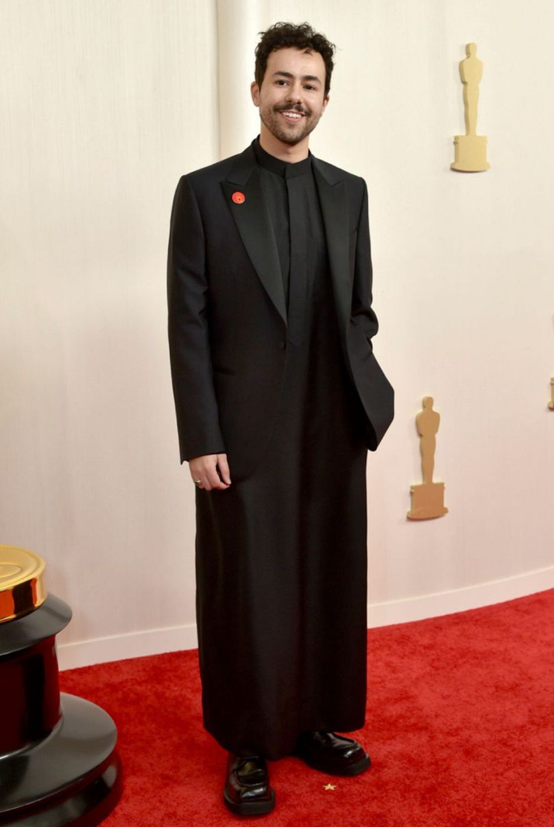 Ramy Youssef arrive à la cérémonie des Oscars, le dimanche 10 mars 2024, au Dolby Theatre de Los Angeles.