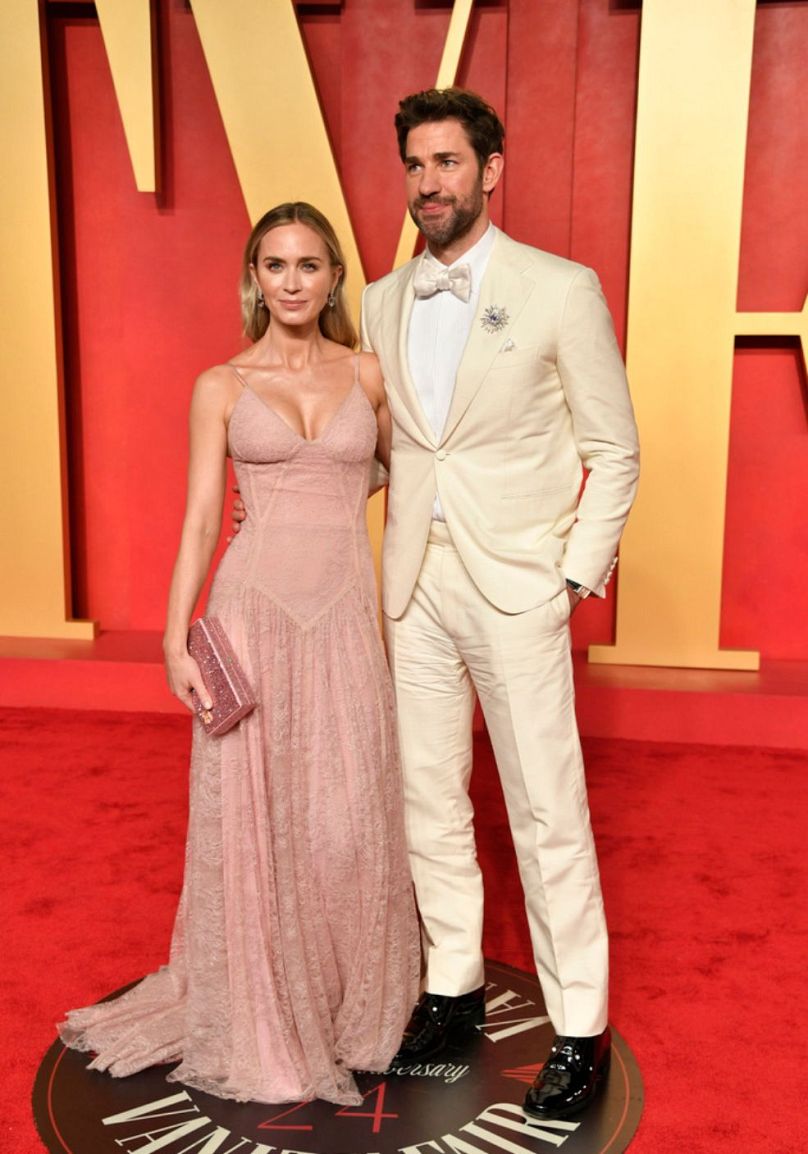 Emily Blunt, à gauche, et John Krasinski arrivent à la soirée des Oscars de Vanity Fair le dimanche 10 mars 2024.