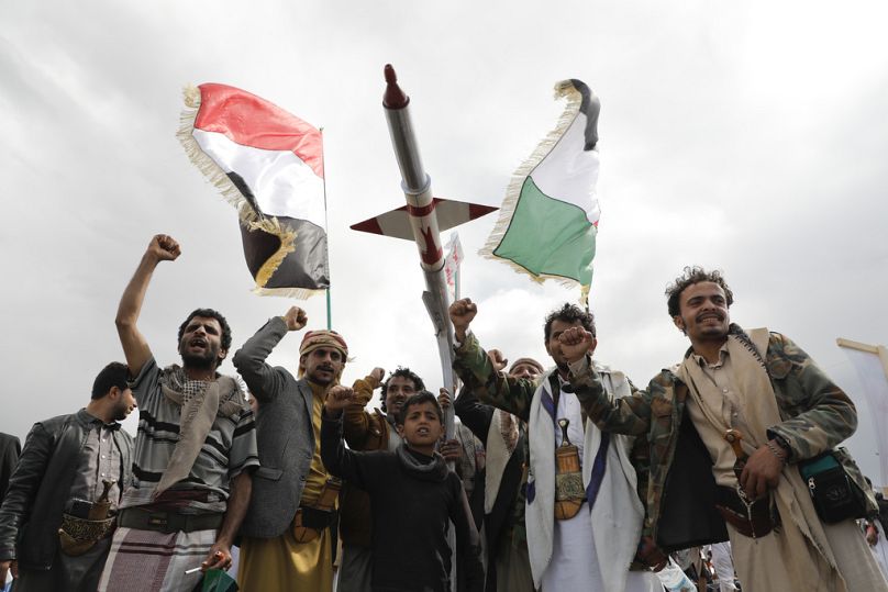 Des partisans des Houthis assistent à un rassemblement contre les frappes aériennes américaines sur le Yémen et l'offensive israélienne contre les Palestiniens à Gaza SAtrip, à Sanaa, mars 2024.