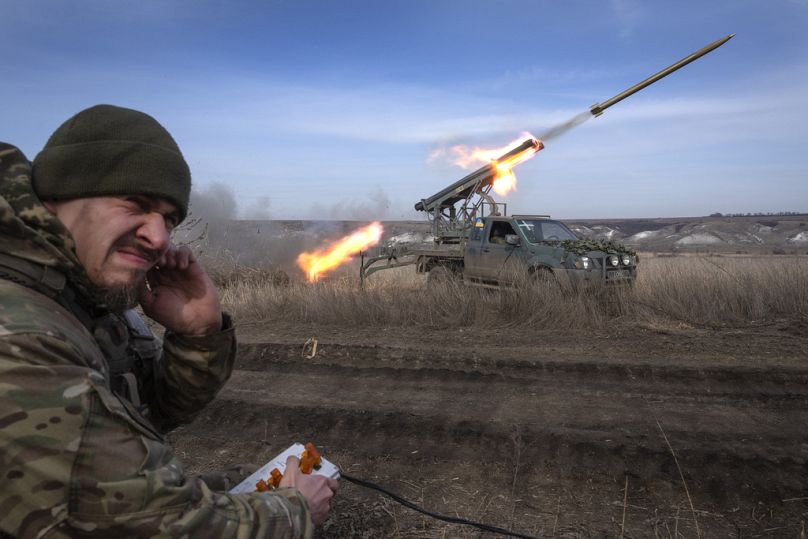 Un officier ukrainien de la 56e brigade d'infanterie motorisée distincte de Marioupol tire un système de lance-roquettes multiples, près de Bakhmut, mars 2024.