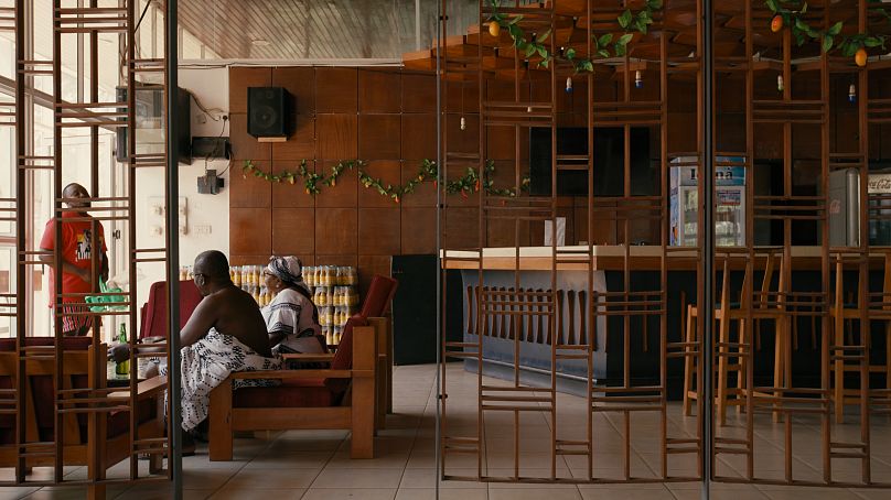 Photo du film du Senior Staff Club House, KNUST, Kumasi par Miro Marasović, Nikso Ciko et John Owuso Addo - pour « Modernisme tropical - Architecture et indépendance »