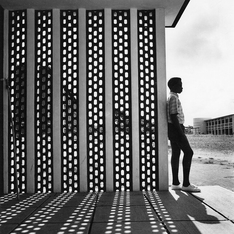Garçon et écran en béton au University College Ibadan, 1962.