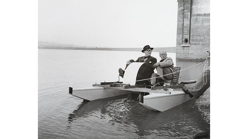 Le Corbusier et Pierre Jeanneret au lac Sukhna à Chandigarh, Inde, vers 1960.