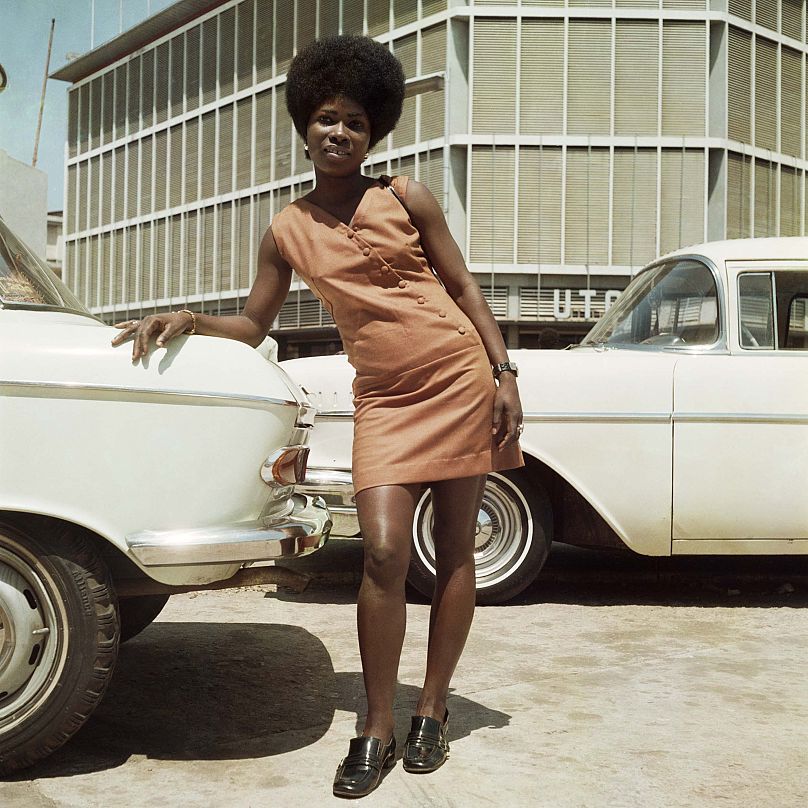 Une vendeuse malade de Hagemeyer en icône des années 70 posant devant le siège de la United Trading Company, Accra, 1971