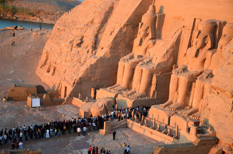 Les visiteurs affluent vers le Grand Temple de Ramès II à Abou Simbel, en Égypte, à 870 kilomètres (540 miles) au sud du Caire.