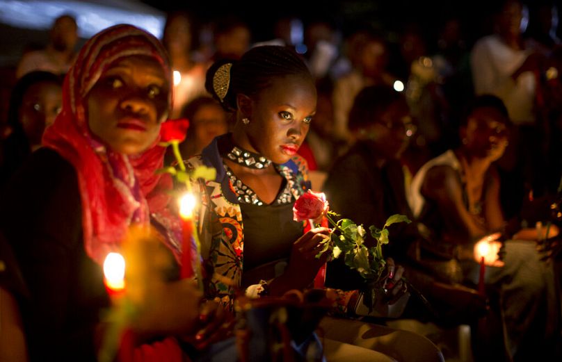 Des Kenyans écoutent lire à haute voix les noms de chacune des victimes de l'attaque de l'université de Garissa, lors d'une veillée au parc Uhuru à Nairobi, en avril 2015.