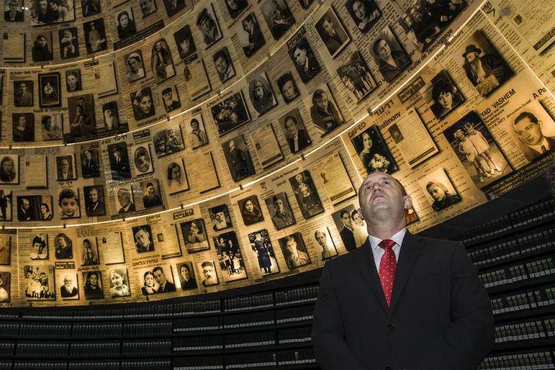 Le président bulgare Rumen Radev regarde des photos de Juifs tués pendant l'Holocauste, dans la salle des noms du musée de l'Holocauste Yad Vashem à Jérusalem, mars 2018.