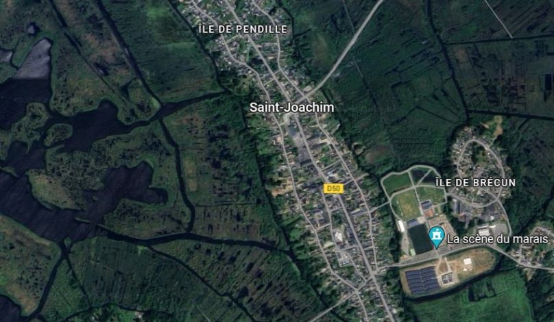 La commune de Saint-Joachim est une série d'îlots au sein du marais de Brière.  Le cimetière communal se trouve à l'est de l'île principale.