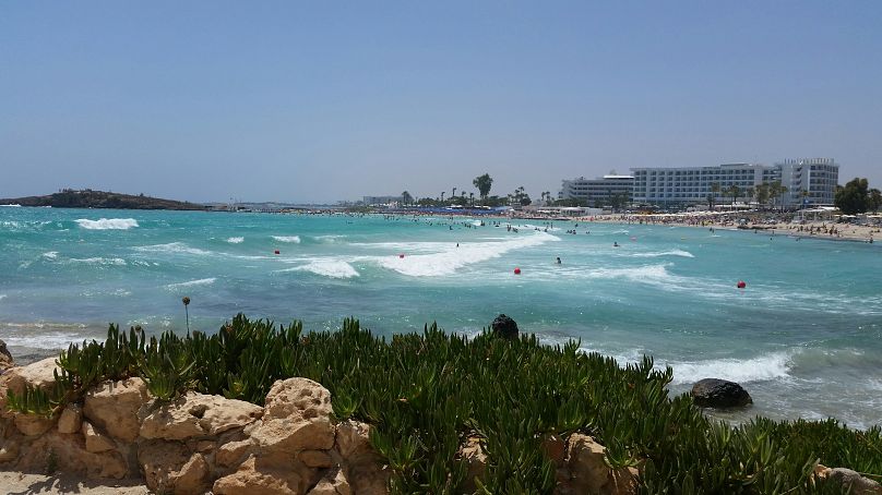 Une vue sur la plage de Nissi, Chypre.