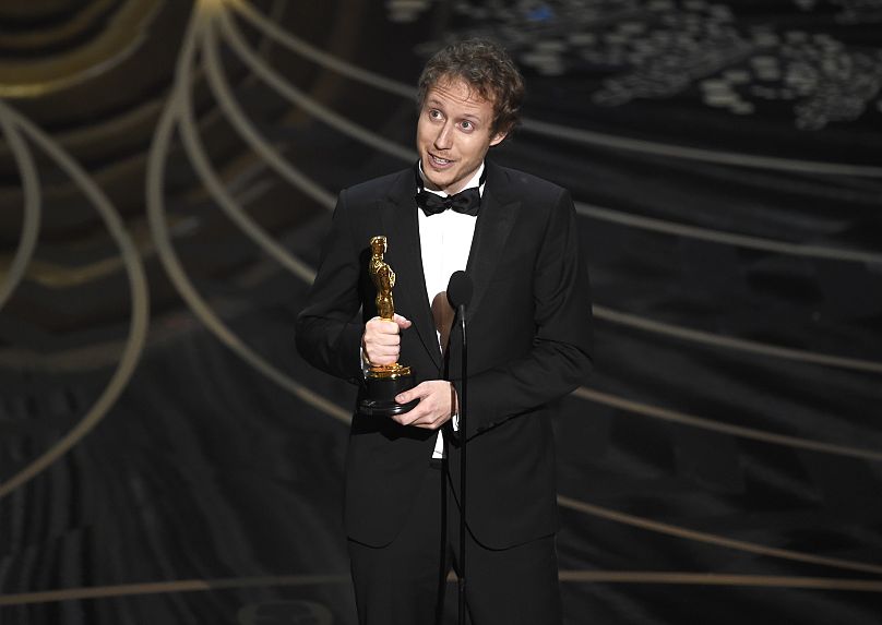 Le réalisateur hongrois László Nemes reçoit l'Oscar pour 