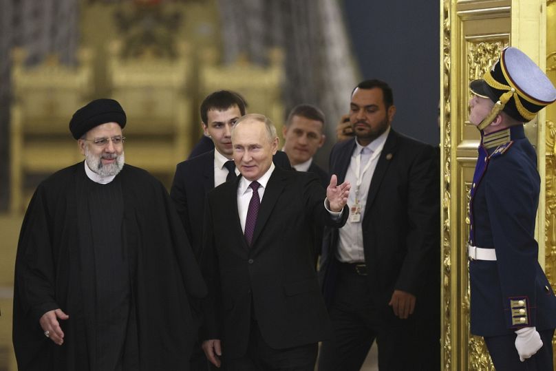Le président russe Vladimir Poutine, au centre, accueille le président iranien Ebrahim Raisi, à gauche, pour les entretiens au Kremlin à Moscou, en Russie.