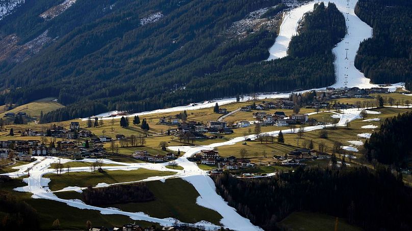 Des gens skient sur une piste inégale près de Schladming, en Autriche, en janvier 2023.