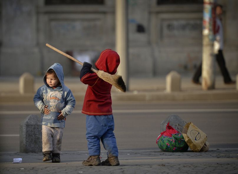Un enfant tient un balai à Bucarest, février 2014