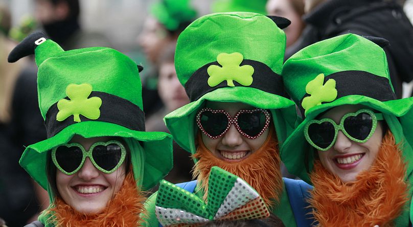 Aujourd'hui, la Saint-Patrick est fréquemment utilisée comme prétexte pour faire la fête et boire des pintes de Guinness.