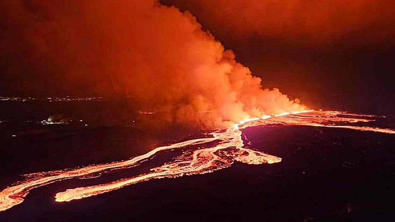 Cette image fournie par la Défense civile islandaise montre de la lave sortant d'un volcan entre Hagafell et Stóri-Skógfell, en Islande, le samedi 16 mars 2024.