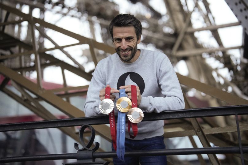 Le président du comité d'organisation des Jeux Olympiques de Paris 2024, Tony Estanguet, remet les médailles olympiques et paralympiques de Paris 2024 à la Tour Eiffel, à Paris, en février 2024.