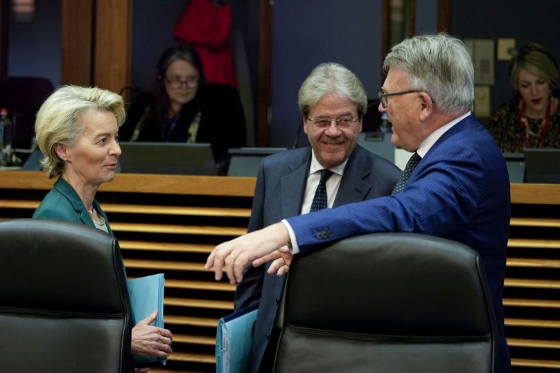 La présidente de la Commission européenne, Ursula von der Leyen, s'entretient avec le commissaire à l'emploi et aux droits sociaux Nicolas Schmit et le commissaire à l'économie Paolo Gentiloni, mars 2023
