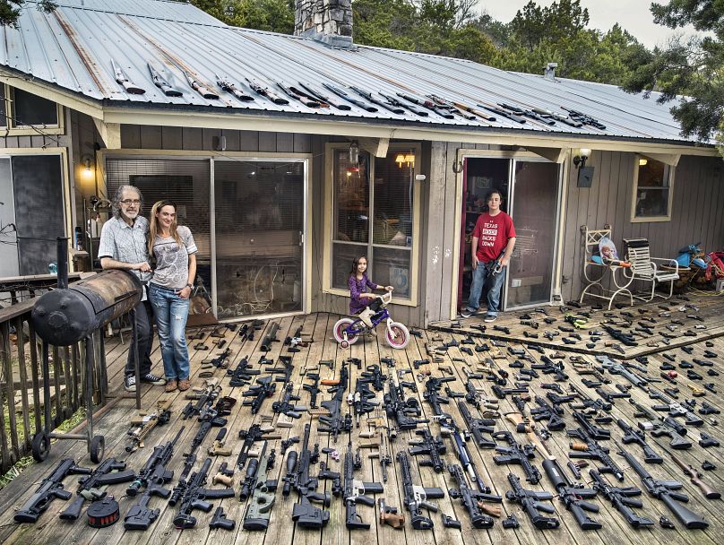 La photo de Gabriele Galimberti montre une famille au Texas : "Joel, Lynne, Paige et Joshua (44, 43, 5 et 11 ans) – centre du Texas, 2021".
