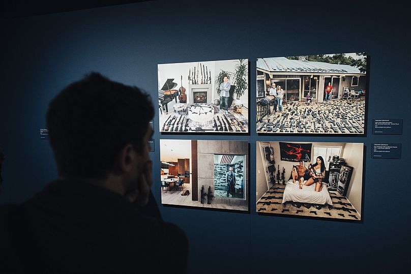 Un visiteur regardant les photos de Gabriele Galimberti au "Banlieue.  Construire le rêve américain" exposition à Barcelone.