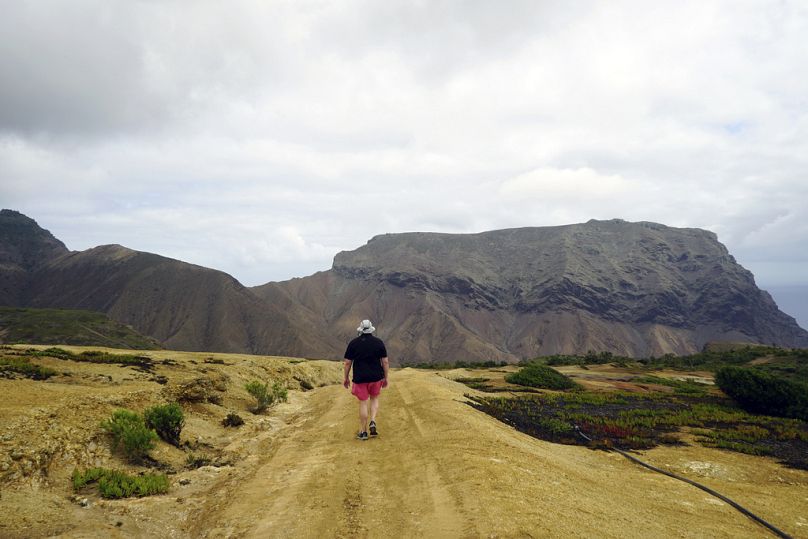 Un randonneur parcourt le sentier Cox's Battery sur l'île de Sainte-Hélène