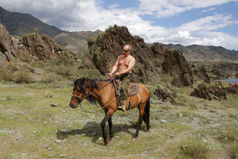 Les photos du Premier ministre russe Vladimir Poutine, torse nu, pendant ses vacances en Sibérie, présentent l'ancien président comme un amateur de plein air russe.