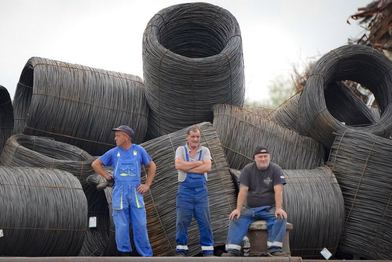 Ouvriers d'une casse métallique à Braila, Roumanie, août 2021