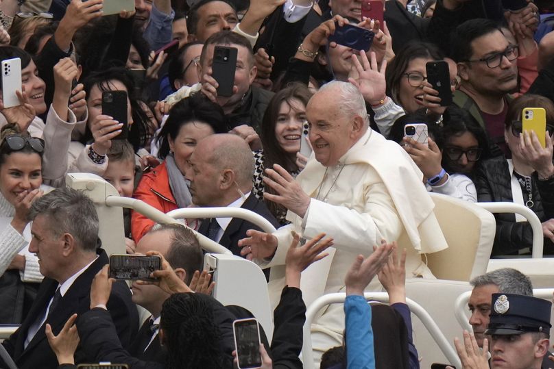 Le pape François salue ses fidèles après avoir célébré la messe de Pâques sur la place Saint-Pierre au Vatican, le dimanche 31 mars 2024.
