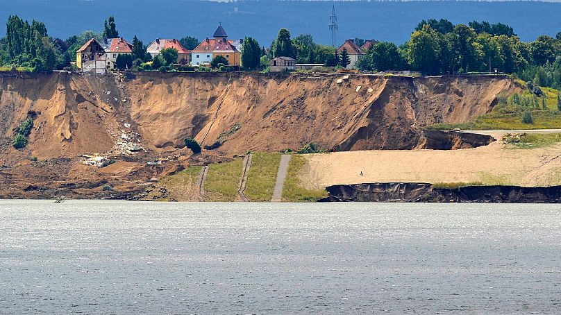Des maisons peuvent être vues depuis l'autre rive du lac Concordia le lundi 2009 juillet sur le site de glissement de Nachterstedt, en Saxe-Anhalt, en Allemagne.
