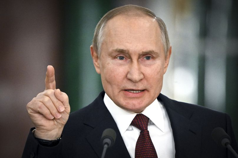 DOSSIER – Le président russe Vladimir Poutine fait des gestes lors d'un discours lors d'une conférence de presse à l'issue d'une réunion du Conseil d'État au Kremlin à Moscou, en Russie, le 22 décembre 2022.
