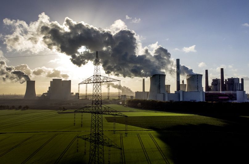 De la vapeur s'échappe de la centrale électrique au charbon de Neurath, près de Grevenbroich, en Allemagne.