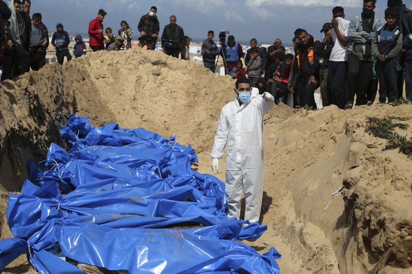 Les Palestiniens assistent aux funérailles massives des personnes tuées lors de l'offensive israélienne sur Khan Younis à Rafah, dans la bande de Gaza.