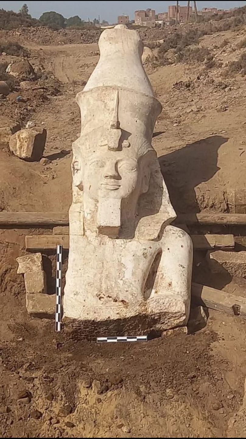 La moitié supérieure d'une statue représentant le pharaon Ramsès II récemment découverte