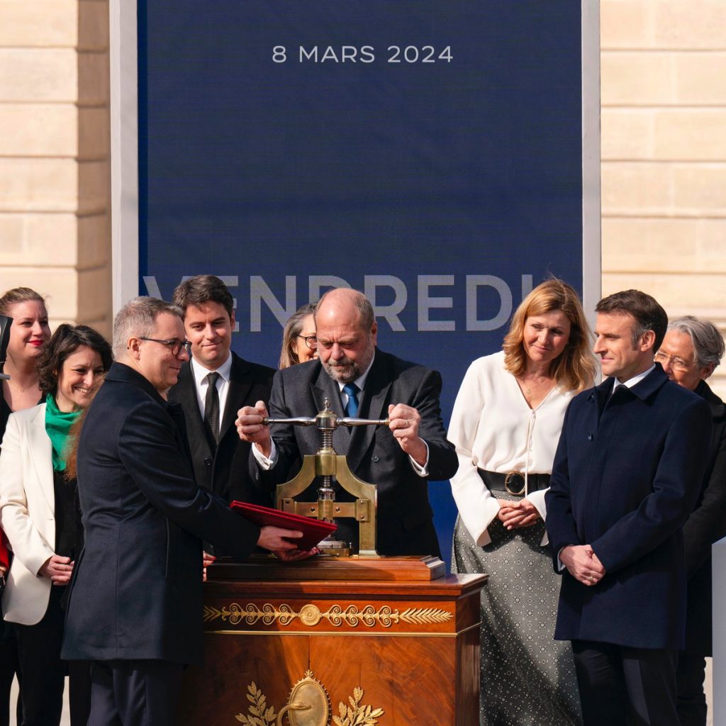 Le sceau de la République scelle aujourd’hui un long combat pour la liberté, celle pour toutes les femmes de pouvoir recourir à l'interruption volontaire de grossesse.