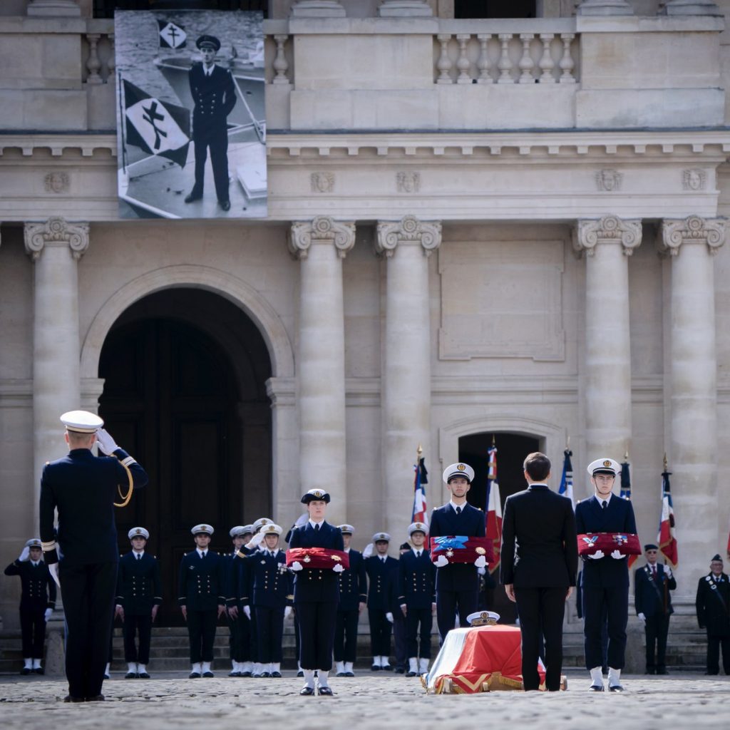 Amiral Philippe de Gaulle, vous nous avez rappelé qu’il est des chênes que rien n’abat. Ni le fer, ni le feu, ni l’hiver, ni l’usure. Ces chênes qui passent de la vie à l’éternité. Leur feuillage ombrage les armes de la République.