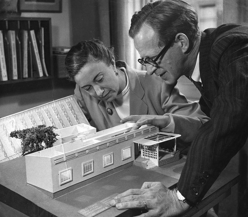 Jane Drew et Maxwell Fry avec une maquette de l'un de leurs nombreux bâtiments pour la Gold Coast, 1945.