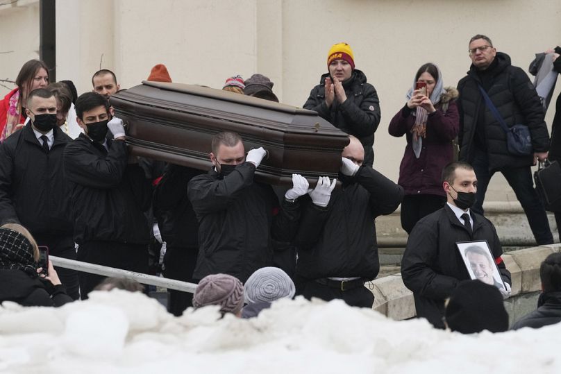 Des ouvriers transportent le cercueil et un portrait du chef de l'opposition russe Alexeï Navalny hors de l'église de l'icône de la Mère de Dieu Apaise mes chagrins, à Moscou, en Russie.