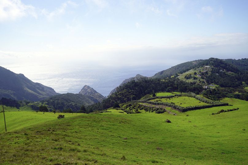 Des vues panoramiques sur l'océan et des pâturages vallonnés sont visibles sur l'île