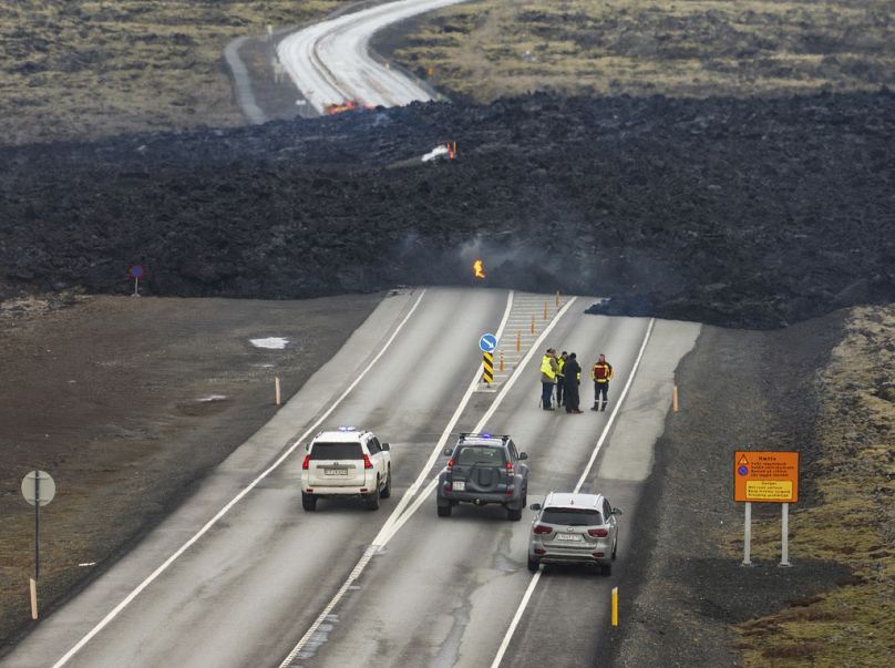 La coulée de lave qui a traversé Grindavikurvegur, la route de Grindavik en Islande, dimanche 17 mars 2024, au lendemain de l'éruption volcanique.
